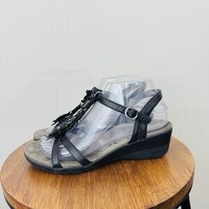 BareTraps Hammond Black Floral Leather T Strap Sandals Women’s Size 7.5